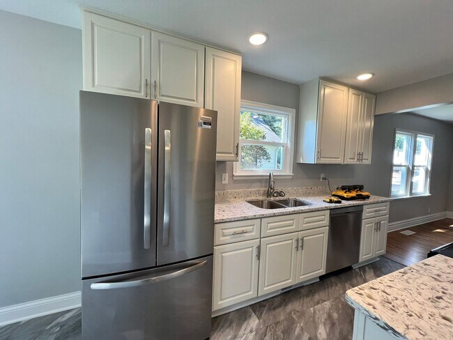 Building Photo - Adorable 3 Bedroom Fully Renovated Home!