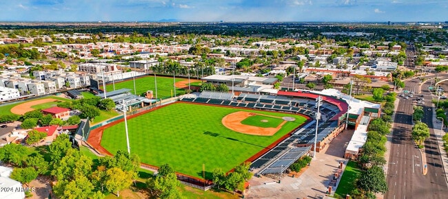 Building Photo - 7526 N Vía De La Campana