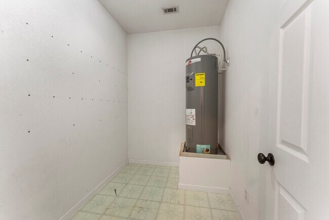 Building Photo - 13942 Longstreet Rd