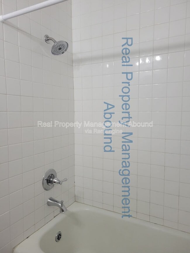 Building Photo - 1415 S New Haven Ave