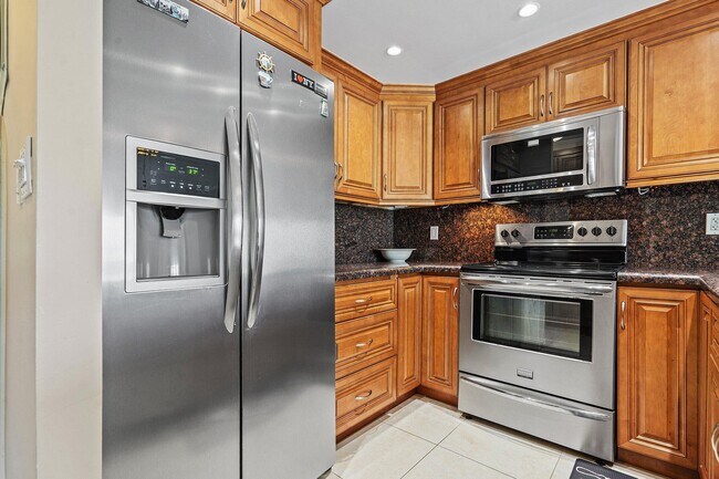 Building Photo - 550 Bayshore Dr