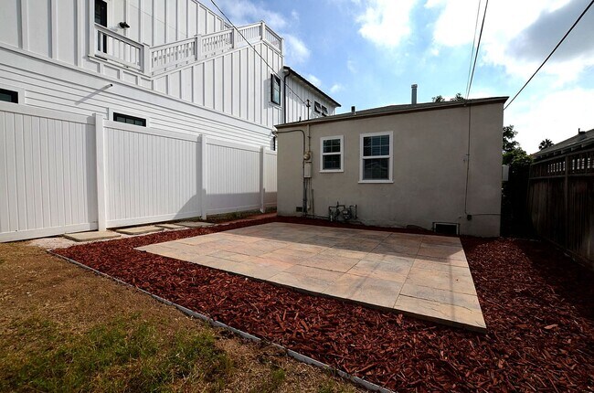 Building Photo - 1Bd/1Ba Home, large back yard. 1 Car garage.