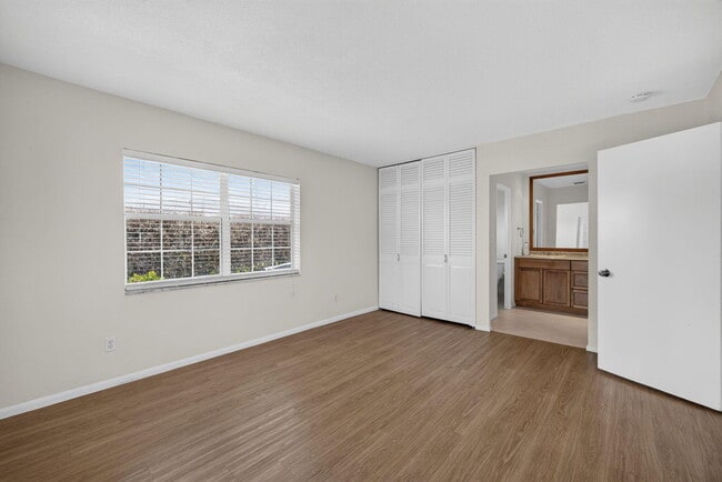 Building Photo - 416 SE Naranja Ave