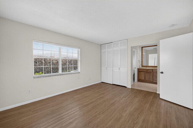 Building Photo - 416 SE Naranja Ave