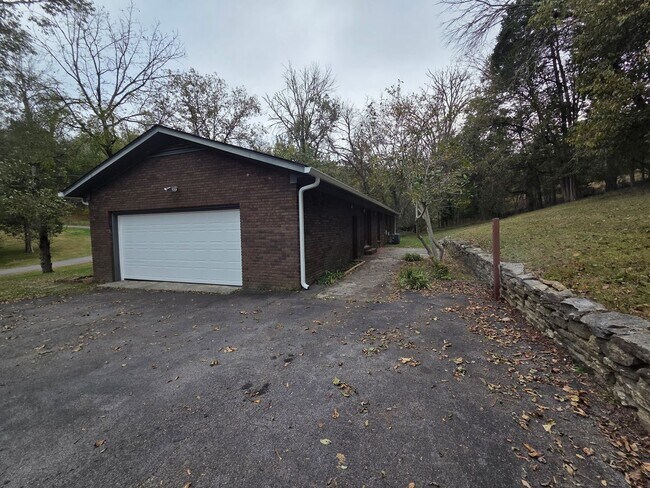 Building Photo - Charming 3BR/2BA Home in Woodbury!