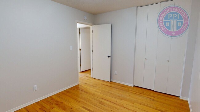 Building Photo - Lake Oswego/ Palisades - Hardwoods, Finished Daylight Basement with Bonus Rooms, Pet Friendly