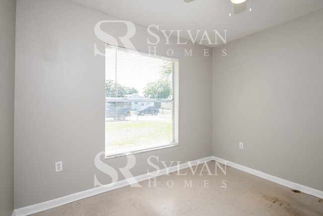 Building Photo - The living is easy in this 3 bedroom, 1 bathroom home