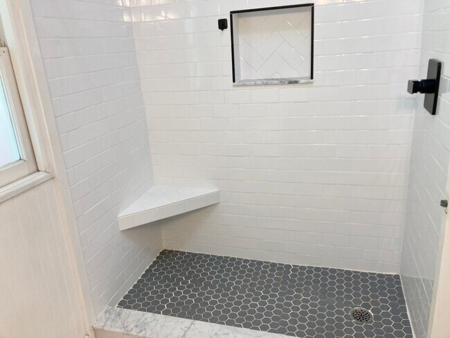 Building Photo - Crystal River Cottage!