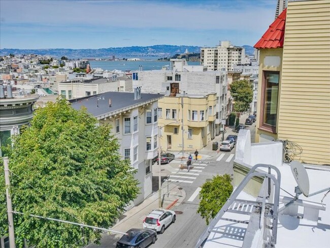 Building Photo - Quintessential San Francisco Nob Hill Flat...