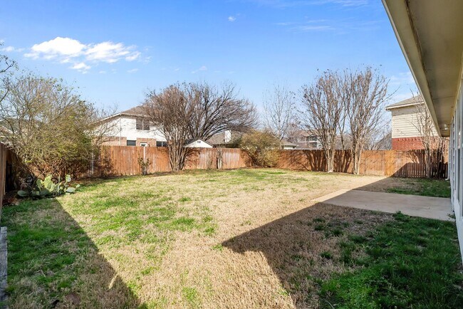 Building Photo - $500 off the first month's rent + move-in on or before 4/20