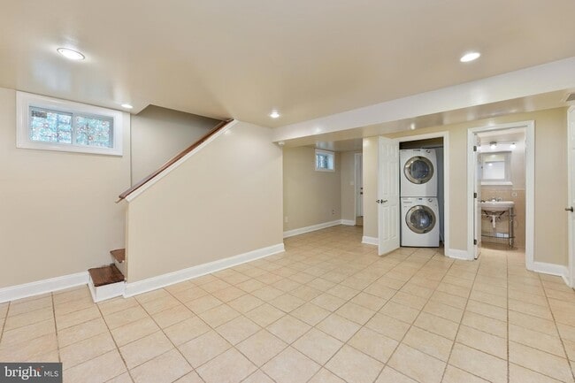 Building Photo - 2231 Otis St NE