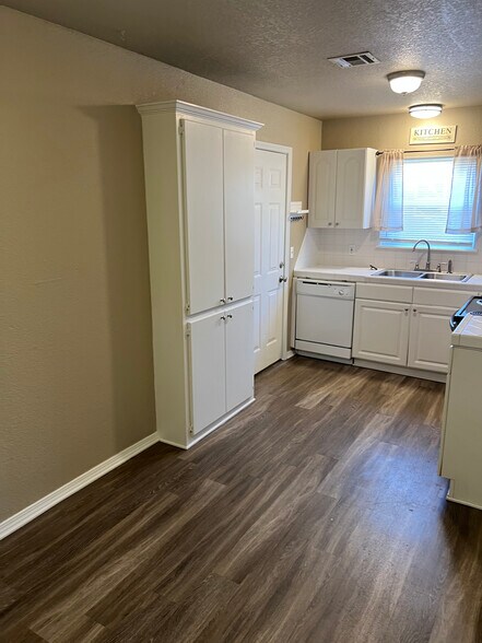 Building Photo - 1031 Carlisle Cir