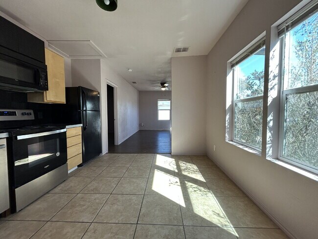 Building Photo - Indulge in the charm and comfort of a cozy, inviting home!