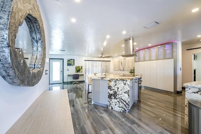 Building Photo - 2531 NE 47th St