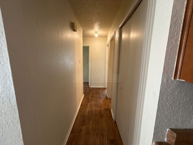 Building Photo - 2108 Carousel Dr