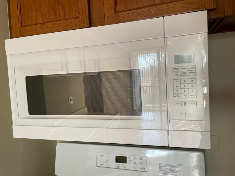 Microwave - 4360 Ivymount Ct