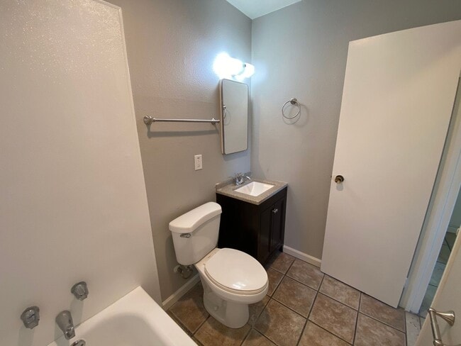 Building Photo - 3 BEDROOM 2 BATH HOUSE LOCATED CLOSE TO SC...