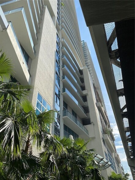 Building Photo - 1111 SW 1st Ave