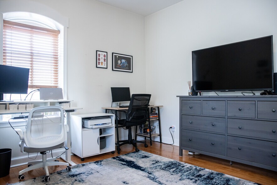 Building Photo - 1700 V St NW