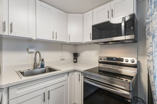 Building Photo - Downtown Honolulu Condo - AC . W/D . Full Kitchen