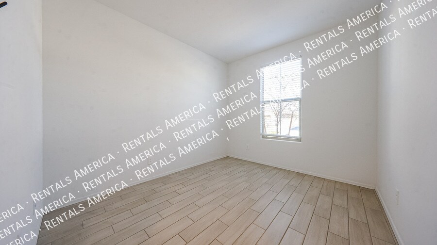 Building Photo - 15689 W Woodlands Ave