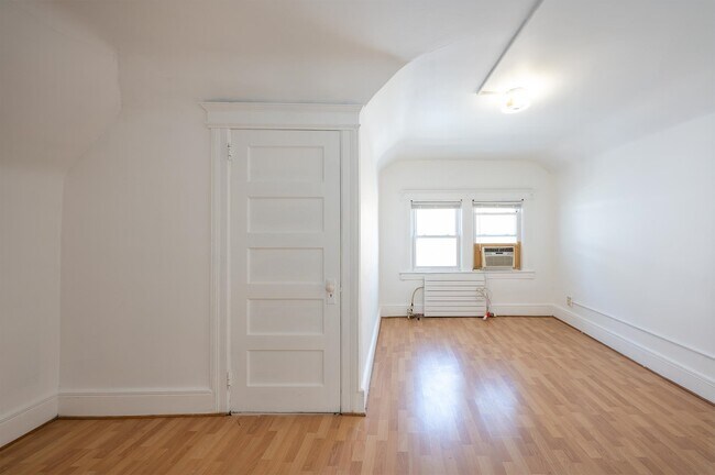 Building Photo - 163 Jewett Ave
