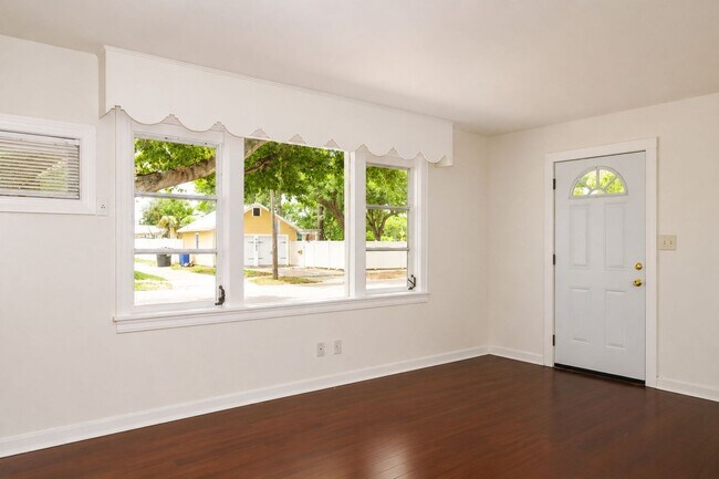 Building Photo - 2 Bedroom, 1 Bathroom Home for Rent in St Pete!