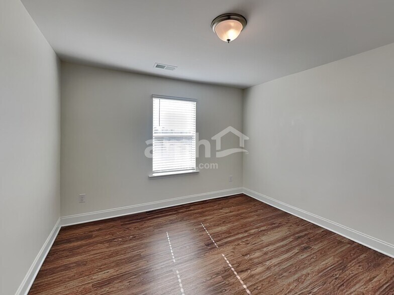 Building Photo - 185 Larragan Dr