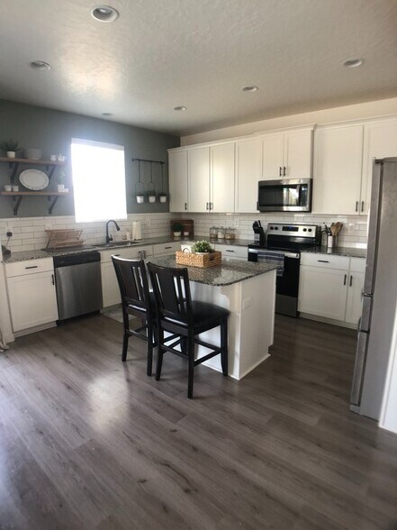 Building Photo - 4253 E Willow Oak Way