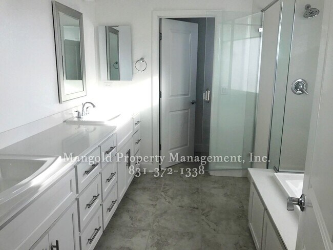 Building Photo - 4 Bed 3 Bath Home in Incredible Coastal Location