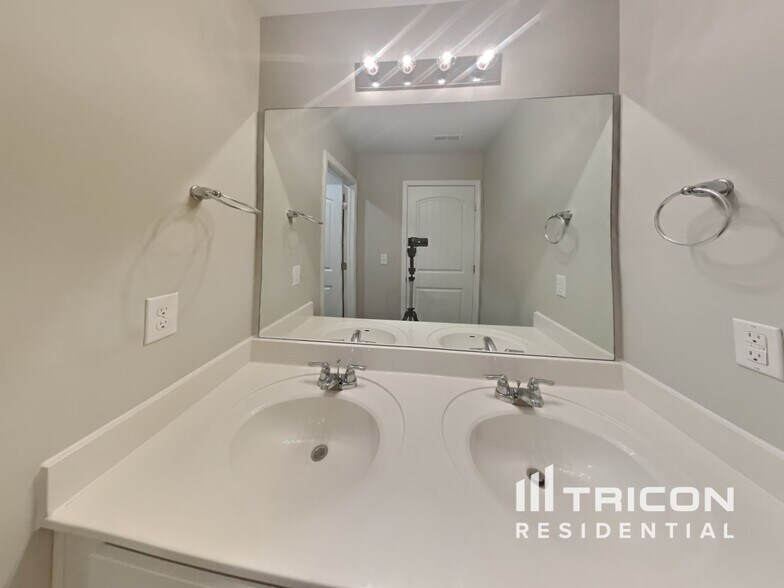 Building Photo - 353 Victory Cir