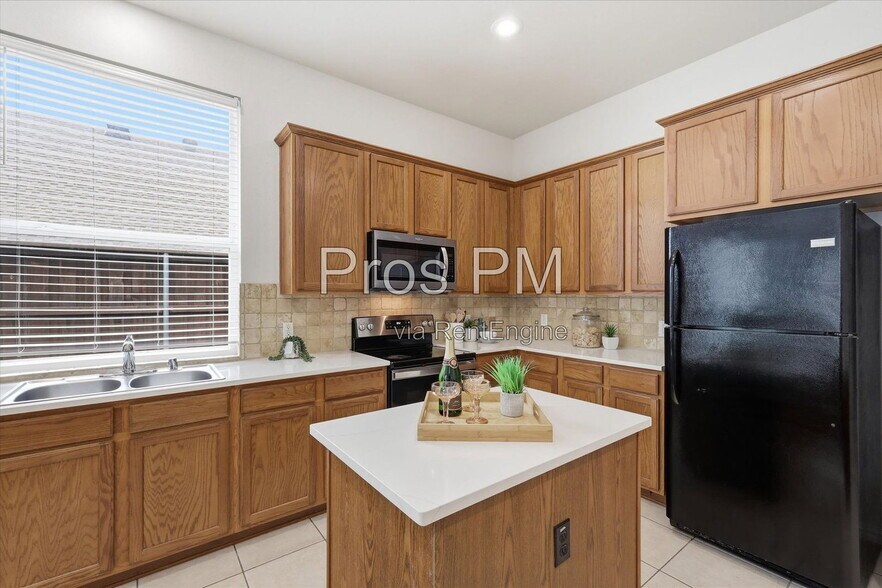 Building Photo - 2432 Chesterwood Dr