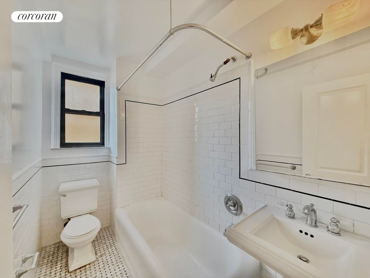 Building Photo - 210 E 68th St