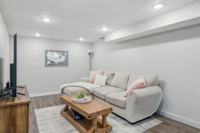 Building Photo - 927-933 Park Ave W