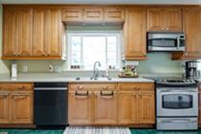 Building Photo - Beautiful Brick Home In A Desirable Location