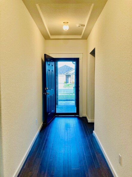 Building Photo - 741 Carol Dr