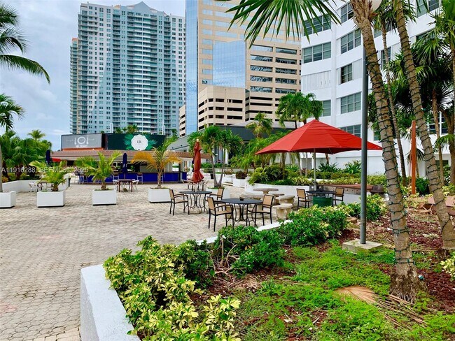 Building Photo - 801 Brickell Bay Dr