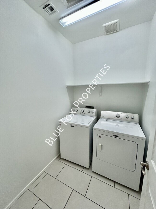 Building Photo - 7214 S Via Tierra Mesa