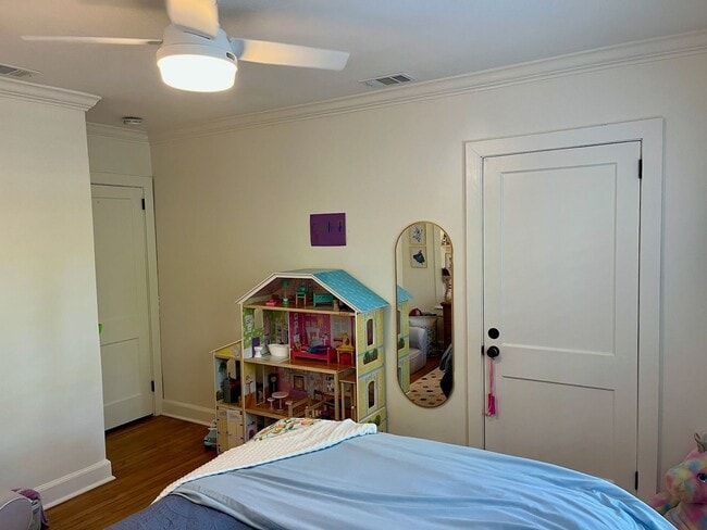 Building Photo - 3/2 Duplex Conveniently Situated in an Established Neighborhood!