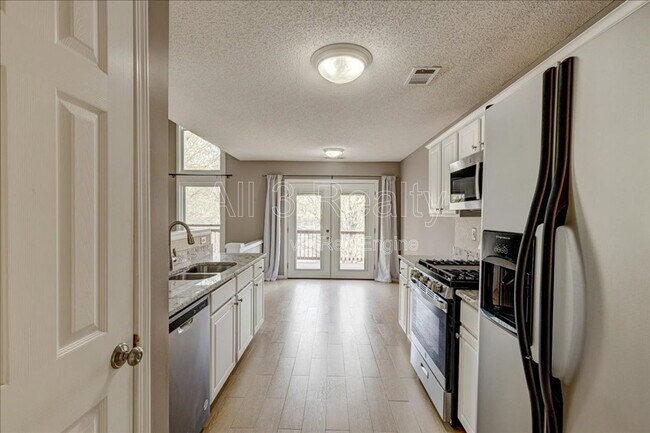 Building Photo - 2540 Alvecot Cir SE