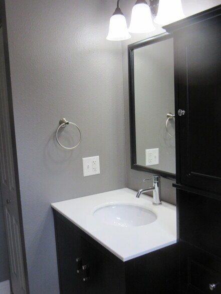 Building Photo - 108 W Columbia Ave