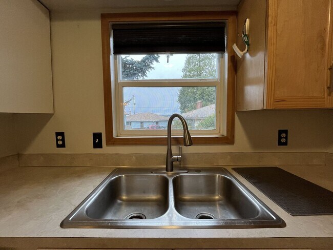 Building Photo - Cozy Portland Gem with Bright, Open Living...