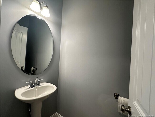 Building Photo - 2149 Heathcote Dr