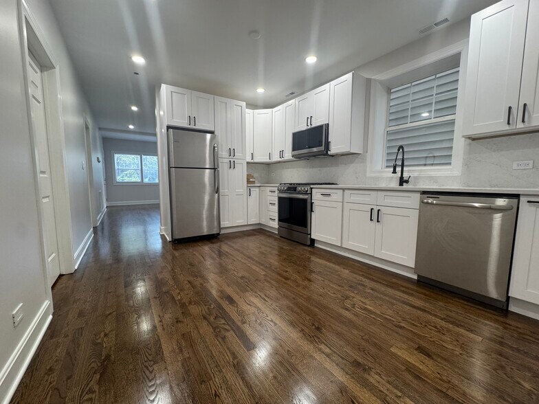 Kitchen - 2714 W Julia Ct