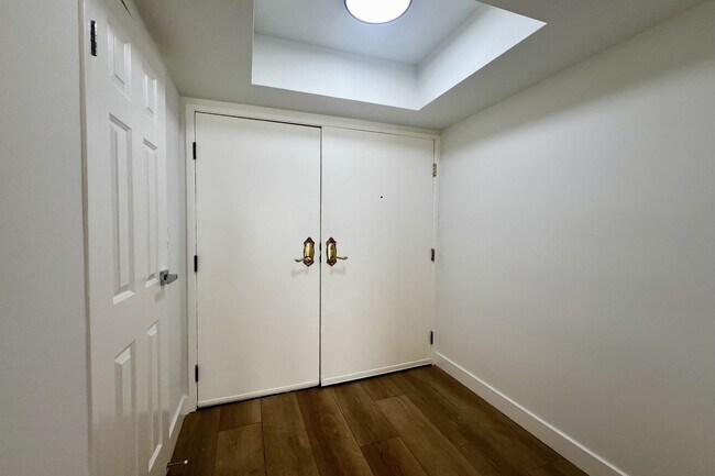 Building Photo - 10390 Wilshire Blvd