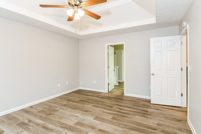 Building Photo - 180 Creekview Blvd