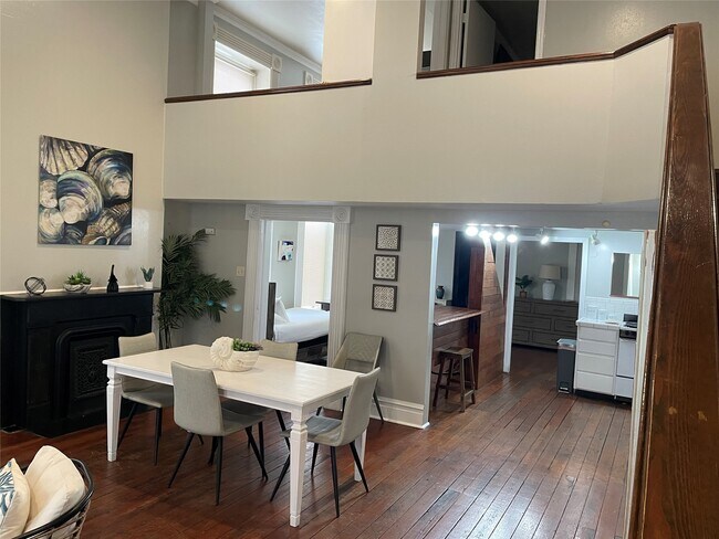 Building Photo - 2118 The Strand