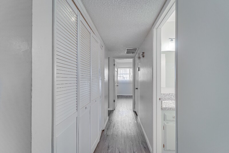 Building Photo - 1009 Mira Loma Dr