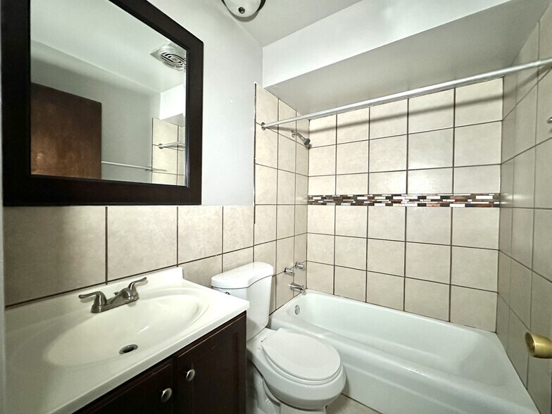 Building Photo - 5820 N Sheridan Rd