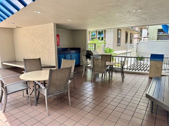 Building Photo - 1 Bedroom / 1 Bathroom / 1 Parking – Recently Renovated
